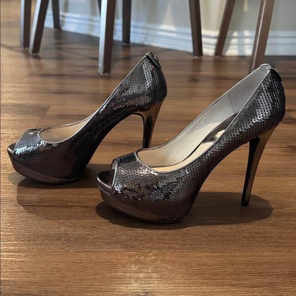 Michael Kors Josie Peep Toe Heels in Gunmetal. Size 8 - Picture 5 of 7